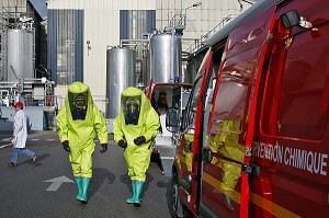 DEPART EN INTERVENTION D'UNE EQUIPE CMIC EN TENUE LEGERE DE PROTECTION CHIMIQUE, MANOEUVRE CHIMIQUE DANS UNE USINE CLASSEE SEVESO SEUIL HAUT, GAILLON, EURE (27), FRANCE 