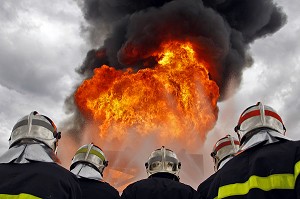 POMPIERS DU SDIS 38 EN APPROCHE SUR UN FEU D'HYDROCARBURES, ISERE (38), FRANCE 