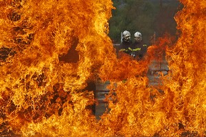 FORMATION DES SAPEURS-POMPIERS DU SDIS38 AUX FEUX D'HYDROCARBURE), GESIP (GROUPE D'ETUDE DE SECURITE DES INDUSTRIES PETROLIERES ET CHIMIQUES) DE ROUSSILLON, ISERE (38), FRANCE 