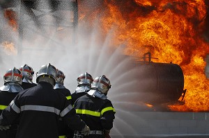 FORMATION DES SAPEURS-POMPIERS DU SDIS38 AUX FEUX D'HYDROCARBURE, GESIP (GROUPE D'ETUDE DE SECURITE DES INDUSTRIES PETROLIERES ET CHIMIQUES) DE ROUSSILLON, ISERE (38), FRANCE 