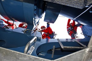 ACCES A LA GENERATRICE DANS LA NACELLE DE CAPOTAGE POUR UN SAUVETAGE SUR UNE EOLIENNE AVEC L'EQUIPE DEPARTEMENTALE DU GRIMP DU SDIS28, COMMUNE DE POINVILLE, EURE-ET-LOIR (28), FRANCE 