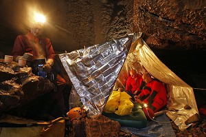 SAPEURS-POMPIERS EN INTERVENTION, INSTALLATION DE LA VICTIME A L'INTERIEUR D'UN POINT CHAUD,  SAUVETAGE ISS (INTERVENTION EN SITE SOUTERRAIN), GROTTE DE L'AVEN DE LA BARELLE, HURES-LA-PARADE, LOZERE (48), FRANCE 