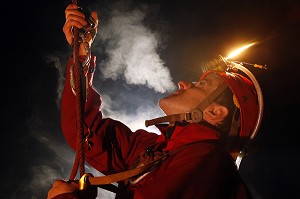 PORTRAIT DE SPELEOLOGUE SAPEURS-POMPIERS, SAUVETAGE ISS (INTERVENTION EN SITE SOUTERRAIN), GROTTE DE L'AVEN DE LA BARELLE, HURES-LA-PARADE, LOZERE (48), FRANCE  