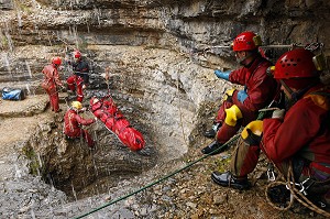 SAPEURS-POMPIERS EN INTERVENTION, SORTIE EXTERIEURE DE LA VICTIME LORS D'UN SAUVETAGE ISS (INTERVENTION EN SITE SOUTERRAIN), GROTTE DE L'AVEN DE LA BARELLE, HURES-LA-PARADE, LOZERE (48), FRANCE 