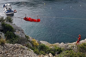 SAPEURS-POMPIERS EN INTERVENTION POUR UN SAUVETAGE EN CALANQUES SUR UNE TYROLIENNE, ECOLE D'APPLICATION DE SECURITE CIVILE (ECASC)  DE VALABRE, CASSIS, BOUCHES-DU-RHONE (13), FRANCE 