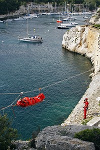 SAPEURS-POMPIERS EN INTERVENTION POUR UN SAUVETAGE EN CALANQUES SUR UNE TYROLIENNE, ECOLE D'APPLICATION DE SECURITE CIVILE (ECASC)  DE VALABRE, CASSIS, BOUCHES-DU-RHONE (13), FRANCE 