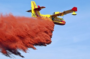 LARGAGE DE PRODUITS RETARDANTS DEPUIS UN CANADAIR CL415, RECHERCHES SCIENTIFIQUES APPLIQUEES AUX DOMAINES DE PREVENTION ET DE SECURITE CIVILE, CENTRE D'ESSAIS ET DE RECHERCHE DE L'ENTENTE (CEREN), GARDANNE (13) 