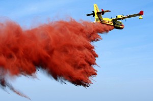 LARGAGE DE PRODUITS RETARDANTS DEPUIS UN CANADAIR CL415, RECHERCHES SCIENTIFIQUES APPLIQUEES AUX DOMAINES DE PREVENTION ET DE SECURITE CIVILE, CENTRE D'ESSAIS ET DE RECHERCHE DE L'ENTENTE (CEREN), GARDANNE (13) 