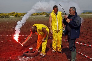 REPERAGE DU POINT DE LARGAGE POUR LE PILOTE DU CANADAIR, ETUDE DE L'EMPREINTE AU SOL FAITE PAR DES PRODUITS RETARDANTS LARGUES A PARTIR D'AVIONS BOMBARDIERS D'EAU, CENTRE D'ESSAIS ET DE RECHERCHE DE L'ENTENTE (CEREN), GARDANNE (13), FRANCE 