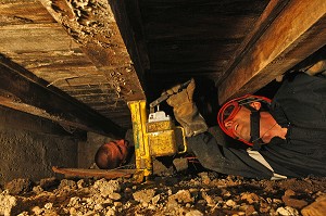 MISE EN PLACE D'ETAIS SOUS LE PLANCHER D'UNE CONSTRUCTION AVANT DEGAGEMENT D'UNE PERSONNE RETENUE PRISONNIERE DE DECOMBRES PAR SUITE D'UN EFFONDREMENT PARTIEL, ENTRAINEMENT DU GROUPE DE SAUVETAGE DEBLAIEMENT DES SAPEURS-POMPIERS, ABONDANCE, HAUTE-SAVOIE (74), FRANCE 