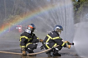 SAPEURS-POMPIERS EN INTERVENTION POUR UN FEU SUR RESERVOIR DE GPL. RIDEAU D'EAU EN PROTECTION D'UN FEU DE LA CHALEUR, FORMATION A L'ATTAQUE DES FEUX DE VEHICULES, VANNES, MORBIHAN (56), FRANCE 