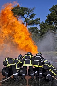 SAPEURS-POMPIERS POUR L'EXTINCTION D'UN FEU SUR RESERVOIR DE GPL AVEC LA TECHNIQUE DITE DE LA TORTUE, FORMATION A L'ATTAQUE DES FEUX DE VEHICULE A L'AIR LIBRE, CARBURATION ESSENCE ET GPL (GAZ DE PETROLE LIQUEFIES), VANNES, MORBIHAN (56), FRANCE 