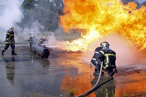 SAPEURS-POMPIERS EN INTERVENTION POUR L'EXTINCTION D'UN FEU SUR RESERVOIR DE GPL. FORMATION A L'ATTAQUE DES FEUX DE VEHICULES A L'AIR LIBRE, CARBURATION ESSENCE ET GPL (GAZ DE PETROLE LIQUEFIES), VANNES, MORBIHAN (56), FRANCE 
