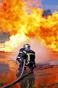 SAPEURS-POMPIERS EN INTERVENTION POUR L'EXTINCTION D'UN FEU SUR RESERVOIR DE GPL. FORMATION A L'ATTAQUE DES FEUX DE VEHICULES A L'AIR LIBRE, CARBURATION ESSENCE ET GPL (GAZ DE PETROLE LIQUEFIES), VANNES, MORBIHAN (56), FRANCE 