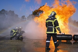 SAPEURS-POMPIERS EN INTERVENTION POUR L'EXTINCTION D'UN FEU SUR RESERVOIR DE GPL. FORMATION A L'ATTAQUE DES FEUX DE VEHICULES A L'AIR LIBRE, CARBURATION ESSENCE ET GPL (GAZ DE PETROLE LIQUEFIES), SDIS DE MORBIHAN, VANNES, MORBIHAN (56), FRANCE 