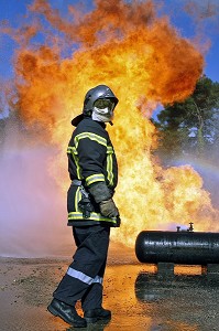 SAPEURS-POMPIERS EN INTERVENTION POUR L'EXTINCTION D'UN FEU SUR RESERVOIR DE GPL. FORMATION A L'ATTAQUE DES FEUX DE VEHICULES A L'AIR LIBRE, CARBURATION ESSENCE ET GPL (GAZ DE PETROLE LIQUEFIES), SDIS DE MORBIHAN, VANNES, MORBIHAN (56), FRANCE 