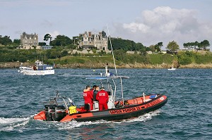 ZODIAC DE L'UNITE DEPARTEMENTALE DE PLONGEURS DES SAPEURS-POMPIERS DU SDIS35, DEVANT DINARD DANS LA BAIE DE SAINT-MALO, ILLE-ET-VILAINE 