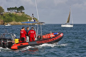 ZODIAC DE L'UNITE DEPARTEMENTALE DE PLONGEURS DES SAPEURS-POMPIERS DU SDIS35, DEVANT DINARD DANS LA BAIE DE SAINT-MALO, ILLE-ET-VILAINE (35), FRANCE 