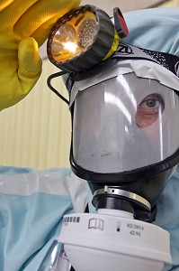 EQUIPIER GRIMP DES SAPEURS-POMPIERS EN TENUE DE PROTECTION CONTRE LES RADIATIONS, CENTRALE NUCLEAIRE EDF DU BUGEY, AIN (01), FRANCE 