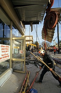 DEGARNISSAGE SUITE A L'EFFONDREMENT DU SUPERMARCHE CASINO, NICE, ALPES-MARITIMES (06), 27 JANVIER 1994, FRANCE 