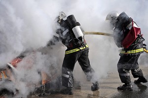 EXERCICE DES SAPEURS-POMPIERS SUR UNE VOITURE EN FEU DEVANT UNE STATION-SERVICE, ECOLE DEPARTEMENTALE DES SAPEURS-POMPIERS DE L'ORNE, ALENCON (61), FRANCE 