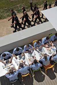 TERRASSE DU RESTAURANT, COMPLEXE HESTIA, ECOLE NATIONALE SUPERIEURE DES OFFICIERS DE SAPEURS-POMPIERS (ENSOSP), POLE PEDAGOGIQUE D'AIX-LES-MILLES, AIX-EN-PROVENCE (13), FRANCE 