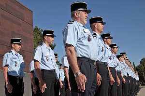 GARDE A VOUS ET REVUE DES STAGIAIRES SUR LE CARRE DE CEREMONIE, ECOLE NATIONALE SUPERIEURE DES OFFICIERS DE SAPEURS-POMPIERS (ENSOSP), POLE PEDAGOGIQUE D'AIX-LES-MILLES, AIX-EN-PROVENCE (13), FRANCE 