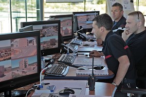 SURVEILLANCE DES EXERCICES A LA TOUR DE CONTROLE DU PLATEAU TECHNIQUE DE VITROLLES, ECOLE NATIONALE SUPERIEURE DES OFFICIERS DE SAPEURS-POMPIERS (ENSOSP), AIX-EN-PROVENCE (13), FRANCE 