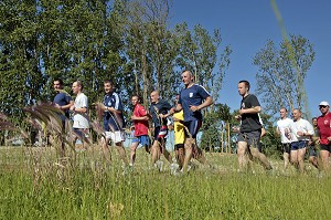 FOOTING AUTOUR DU STADE DE L'ECOLE NATIONALE SUPERIEURE DES OFFICIERS DE SAPEURS-POMPIERS (ENSOSP), POLE PEDAGOGIQUE D'AIX-LES-MILLES, AIX-EN-PROVENCE (13), FRANCE 