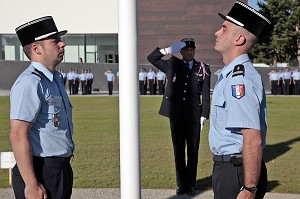 GARDE AU DRAPEAU POUR LA REVUE DES STAGIAIRES SUR LE CARRE DE CEREMONIE, ECOLE NATIONALE SUPERIEURE DES OFFICIERS DE SAPEURS-POMPIERS (ENSOSP), POLE PEDAGOGIQUE D'AIX-LES-MILLES, AIX-EN-PROVENCE (13), FRANCE 