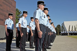 GARDE A VOUS ET REVUE DES STAGIAIRES SUR LE CARRE DE CEREMONIE, ECOLE NATIONALE SUPERIEURE DES OFFICIERS DE SAPEURS-POMPIERS (ENSOSP), POLE PEDAGOGIQUE D'AIX-LES-MILLES, AIX-EN-PROVENCE (13), FRANCE 