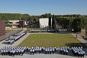 REVUE DES STAGIAIRES SUR LE CARRE DE CEREMONIE, ECOLE NATIONALE SUPERIEURE DES OFFICIERS DE SAPEURS-POMPIERS (ENSOSP), POLE PEDAGOGIQUE D'AIX-LES-MILLES, AIX-EN-PROVENCE (13), FRANCE 