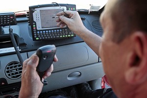 SAPEUR-POMPIER QUI PASSE UN BILAN SUR LE PUPITRE GPS,  GEO LOCALISATION ET COMMUNICATION A DISTANCE POUR LES BILANS ET INTERVENTION (TPL SYSTEMES) A L'INTERIEUR D'UN VEHICULE DE SAPEURS-POMPIERS, AIX-EN-PROVENCE, BOUCHES-DU-RHONE (13), FRANCE 