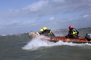 ENTRAINEMENT DE L'EQUIPE DU SECOURS COTIER DES SAPEURS-POMPIERS DE HONFLEUR DANS L'ESTUAIRE DE LA SEINE EN FACE DE LE HAVRE (PORT 2000), CALVADOS (14), FRANCE 