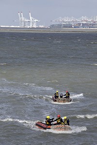 PLONGEURS DU SECOURS COTIER DES SAPEURS-POMPIERS DE HONFLEUR SUR LA SEINE, FRANCE 