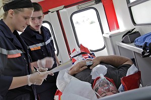 BILAN MEDICAL DE LA VICTIME ET APPAREIL DE CONTROLE CARDIAQUE, INTERVENTION AVEC L'AMBULANCE POUR SECOURS A PERSONNE TOMBEE D'UNE ECHELLE DANS UN HARAS, CASERNE DE SAPEURS-POMPIERS DE PONT L'EVEQUE, CALVADOS, FRANCE 