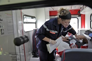 BILAN MEDICAL DE LA VICTIME ET APPAREIL DE CONTROLE CARDIAQUE, INTERVENTION AVEC L'AMBULANCE POUR SECOURS A PERSONNE TOMBEE D'UNE ECHELLE DANS UN HARAS, CASERNE DE SAPEURS-POMPIERS DE PONT L'EVEQUE, CALVADOS, FRANCE 