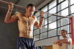 MUSCULATION ET TRACTIONS, SEANCE DE SPORT ET PREPARATION PHYSIQUE AU GYMNASE DE LA CASERNE DE IFS, CALVADOS, FRANCE 