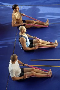 ETIREMENTS ET ECHAUFFEMENT MUSCULAIRE DES SAPEURS-POMPIERS, SEANCE DE SPORT ET PREPARATION PHYSIQUE AU GYMNASE DE LA CASERNE DE IFS, CALVADOS, FRANCE 