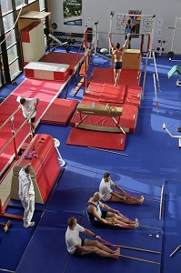 ETIREMENTS ET ECHAUFFEMENT MUSCULAIRE DES SAPEURS-POMPIERS, SEANCE DE SPORT ET PREPARATION PHYSIQUE AU GYMNASE DE LA CASERNE DE IFS, CALVADOS, FRANCE 