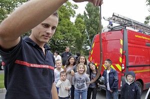 CAPTURE D'UN ORVET PAR LES SAPEURS-POMPIERS, PETIT SERPENT DANS UNE CITE DE CAEN, CALVADOS, FRANCE 