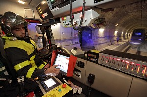 CABINE DE PILOTAGE DU VEHICULE SAPEURS-POMPIERS FOURGON POMPE TONNE RAIL ROUTE (FTP V2R) EN INTERVENTION DANS LE TUNNEL DU PERTHUS, LIGNE FERROVIAIRE A GRANDE VITESSE (LGV), ENTRE L’ESPAGNE ET LA FRANCE, PYRENEES-ORIENTALES (66), FRANCE 