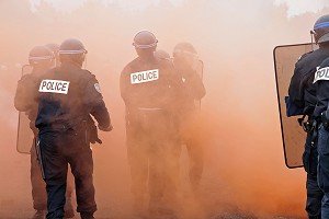 FORCES DE L'ORDRE EN FORMATION AUX VIOLENCES URBAINES, ECOLE DE POLICE DE OISSEL, SEINE-MARITIME, FRANCE 