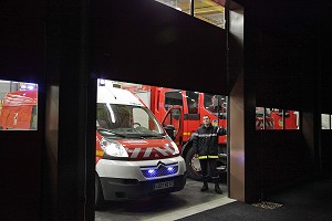 DEPART EN INTERVENTION DES SAPEURS-POMPIERS, CENTRE DE SECOURS, SARTHE, FRANCE 