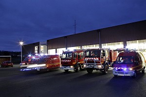 DEPART EN INTERVENTION DES SAPEURS-POMPIERS, CENTRE DE SECOURS, SARTHE, FRANCE 
