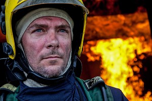 PORTRAIT DE GUILLAUME TIXIER EN TENUE DE SAPEUR-POMPIER, DEVANT LES FLAMMES DE LA MAISON A FEU, COLMAR, HAUT-RHIN (68), FRANCE