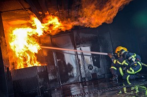 BINOME DE SAPEURS-POMPIERS A L'ATTAQUE D'UN FEU DANS UN SIMULATEUR DE FLASH-OVER, MAISON A FEU DE L'ECOLE DEPARTEMENTALE DES SAPEURS-POMPIERS DU SDIS68, COLMAR, HAUT-RHIN (68), FRANCE