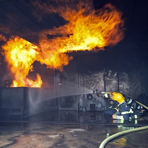 SAPEURS-POMPIERS DANS UN SIMULATEUR DE FLASH-OVER, COLMAR, FRANCE