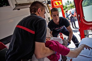 SAPEURS-POMPIERS TRANSPORTANT DANS L'AMBULANCE UNE PERSONNE AGEE, VICTIME D'UN MALAISE, MULHOUSE, HAUT-RHIN (68), FRANCE
