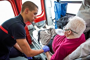 TRANSPORT D'UNE PERSONNE AGEE, VICTIME D'UN MALAISE, DANS L'AMBULANCE DES SAPEURS-POMPIERS, MULHOUSE, HAUT-RHIN (68), FRANCE